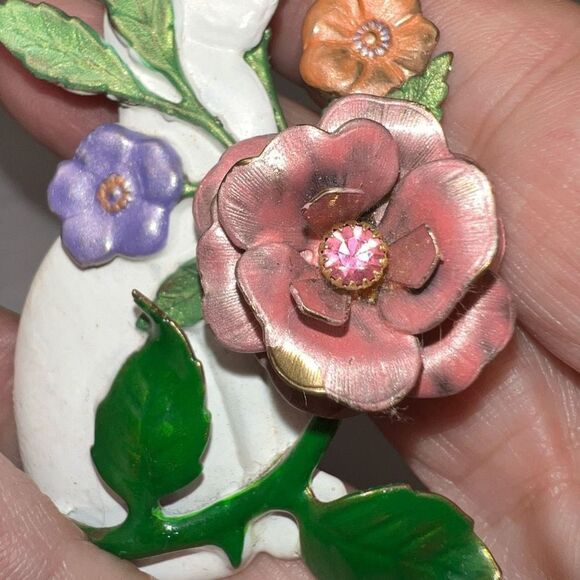 Vintage Painted Metal and Rhinestone White Cat and Flower Pin - Picture 5 of 9
